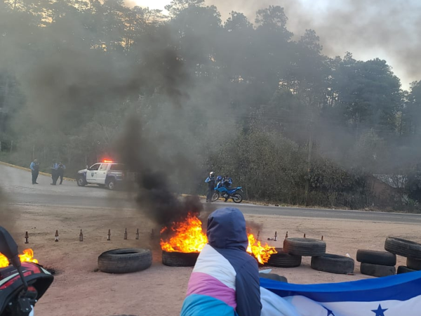 Los pobladores llevaron a cabo una protesta el domingo por la noche y amanecieron el lunes en pie de lucha, exigiendo la pavimentación de 18 kilómetros.