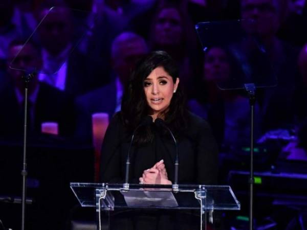 La esposa de Kobe Bryant, Vanessa Bryant, habla durante el servicio 'Celebración de la vida para Kobe y Gianna Bryant' en el Staples Center en el centro de Los Ángeles. Foto: Agencia AFP.