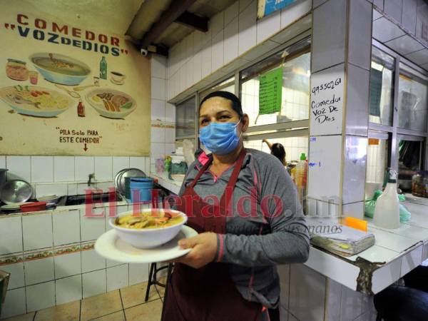 Doña Reina Núñez es una de las cocineras más populares del mercado Jacaleapa. Su especialidad es la sopa marinera y la de res, además del carisma para vender.