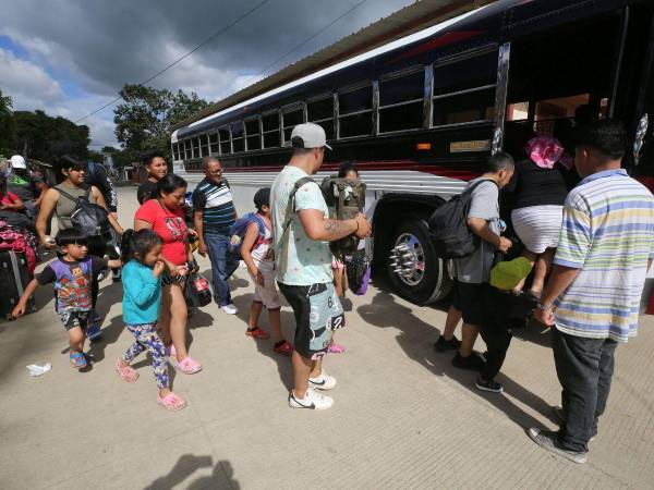 En la terminal de Danlí, donde compran el boleto de pasaje los migrantes, estaba arrancado el rótulo del precio.