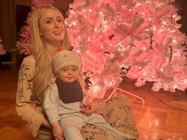 Paris posó junto a su hijo Phoenix frente a un árbol de Navidad asegurando que esta serán unas fiestas de color rosa por la llegada de su hija London.