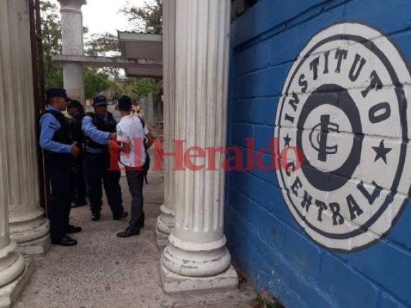 Algunos colegios como el Instituto Central Vicente Cáceres permanecen bajo vigilancia militar y policial debido a la inseguridad.