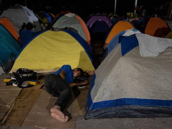 Cada día llega un flujo cada vez mayor de migrantes a la ciudad de Paso Canoas, la principal paso fronterizo entre Panamá y Costa Rica, maltratado tras cruzar la selva del Darién en su camino hacia Estados Unidos.