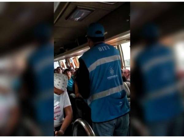 Un video captó cuando un inspector del Instituto Hondureño de Transporte les exigía a los migrantes que debían pagar 15 dólares para continuar la ruta.