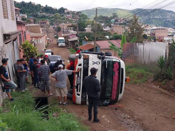 Volcamiento de bus casi provoca tragedia en colonia Ulloa