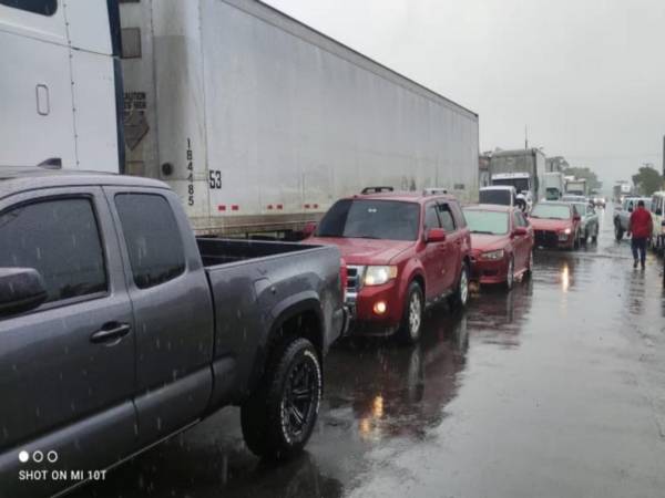 Los vehículos formaron una larga fila debido al cierre de la carretera.