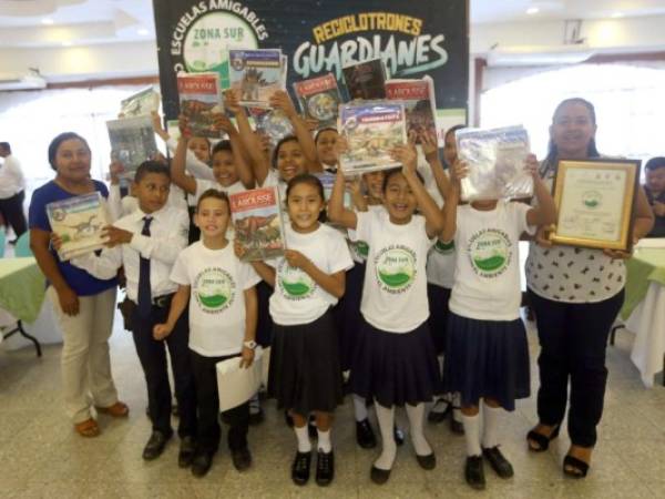 Contentos los niños del comité ambiental y club ecológico del Centro Básico José Cecilio del Valle, del municipio de Namasigüe.