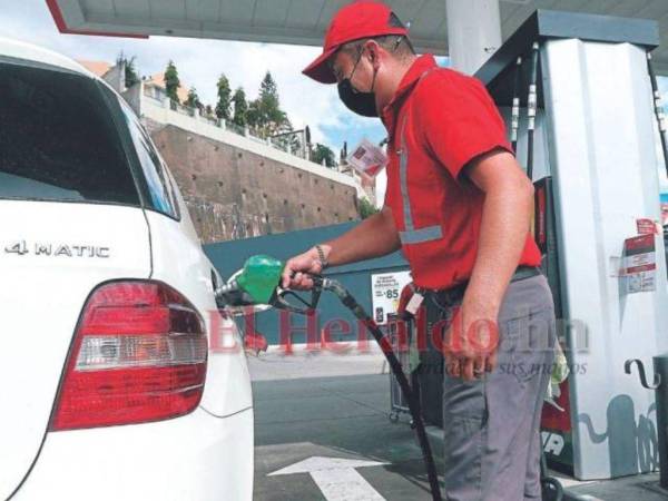 Hondureños seguirán pagando costosos precios de los carburantes.