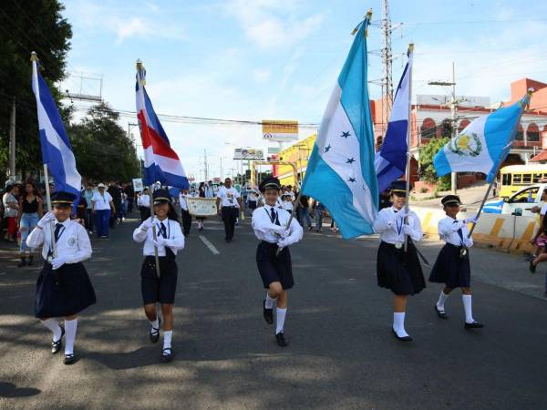 Los desfiles de los Centros de Educación Básica son un testimonio viviente de la pasión y el orgullo de todos los hondureños por su querida tierra.