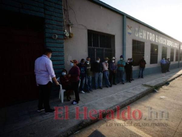 EL HERALDO conversó con varios de los talangueños que hacían la fila para ejercer el sufragio. Foto: Emilio Flores/El Heraldo