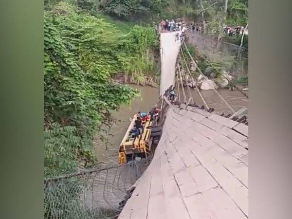 Un bus con pasajeros cayó en las profundidades de un río en Santa Bárbara.