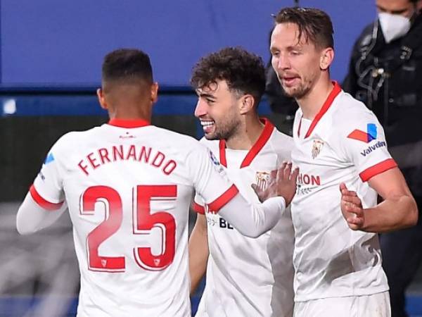 El delantero holandés del Sevilla Luuk De Jong celebra su gol con el español Munir El Haddadi. Foto: AFP