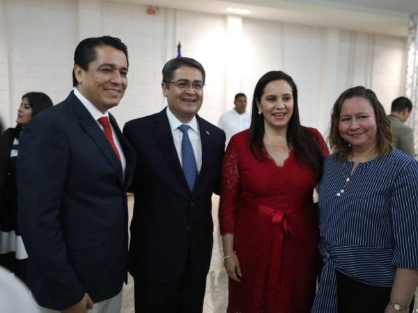 Pastor Roy Santos junto al expresidente Juan Orlando Hernández.