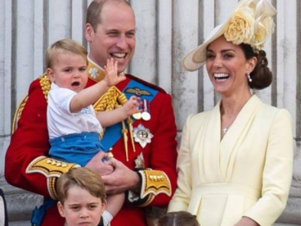 Los duques de Cambridge posaron junto a sus tres hijos en la tarjeta de Navidad. Foto: Instagram