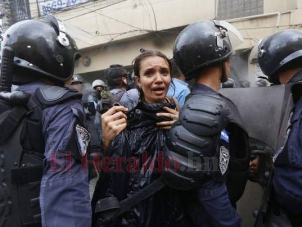 La histeria colectiva se apoderó de los ciudadanos en la guerra campal que se vivió este lunes de protestas. Fotos: Marvin Salgado y Emilio Flores/EL HERALDO.