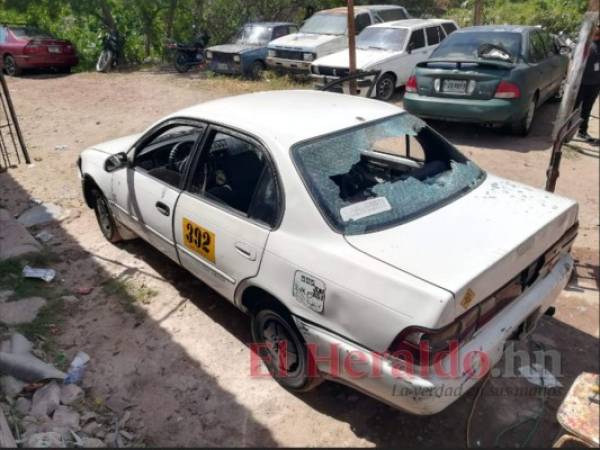 Este es el taxi en el que se conducía el conductor que fue raptado este viernes en horas de la mañana en la capital. Foto: EL HERALDO.