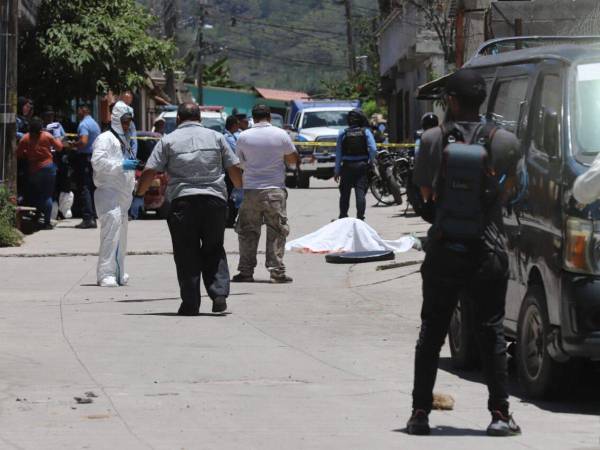 El fallecido quedó a varios metros de la unidad que conducía.