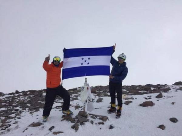 Este alpinista está orgulloso de su país. Cada vez que llega a la cima posa con la Bandera Nacional. Aquí en la cima del volcán Acatenango (3,976 m) en Guatemala. Foto cortesía Instagram.