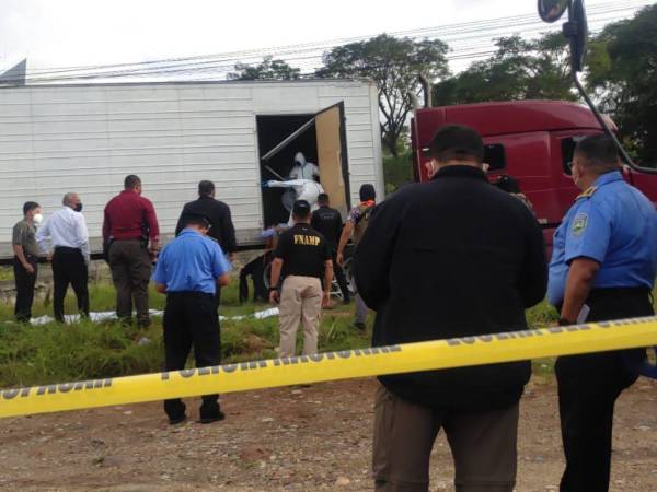 Momento en que se realiza la inspección al automotor, donde se encontró una caleta con supuesta droga.