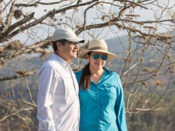 Juan Orlando Hernández junto a su esposa Ana García en el Bosque Seco de Gracias, Lempira. Foto cortesía Twitter