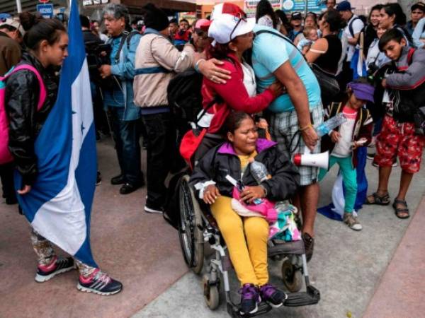 Entre la noche del lunes y este martes, 25 centroamericanos han sido admitidos en Estados Unidos para iniciar su solicitud de asilo. Foto: AFP