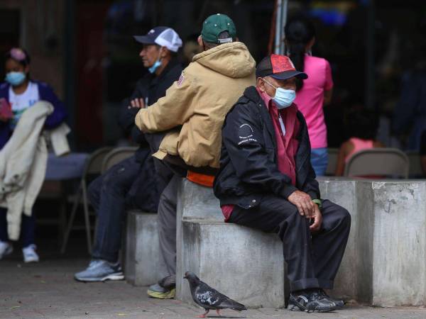 Desde el viernes, las bajas temperaturas obligaron a los capitalinos a sacar sus abrigos. Se alcanzaron los 12 grados centígrados.