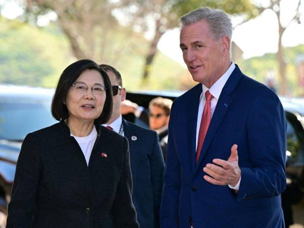 El presidente de la Cámara de Representantes de los Estados Unidos, Kevin McCarthy (R-CA) (R), habla con la presidenta de Taiwán, Tsai Ing-wen, mientras llega a una reunión bipartidista en la Biblioteca Presidencial Ronald Reagan en Simi Valley, California, el 5 de abril de 2023.