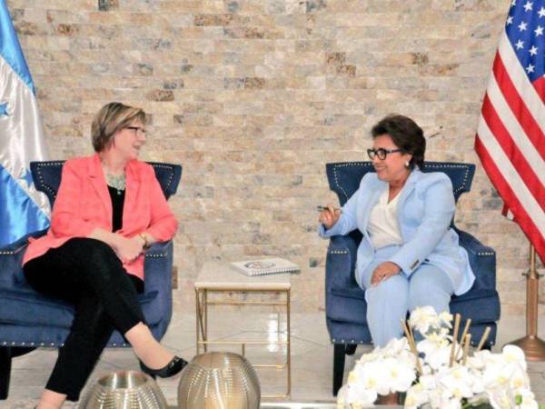 La embajadora estadounidense Laura Dogu junto a la presidenta de la Corte Suprema de Justicia (CSJ), Rebeca Ráquel.