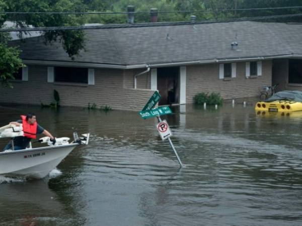 Cientos de personas han tenido que ser rescatadas debido a las inundaciones en Houston. Foto: AFP