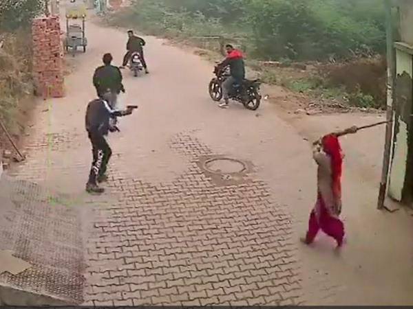 Una mujer irrumpió durante tiroteo en Haryana, India.