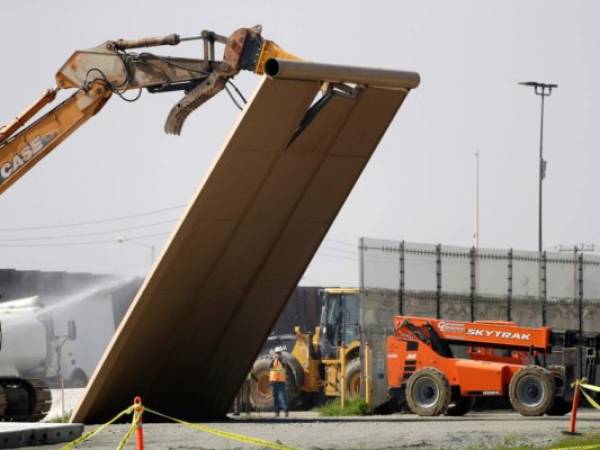 En esta fotografía de archivo del 27 de febrero de 2019, una prototipo del muro fronterizo es derribado durante una demolición en la frontera entre Tijuana, México y San Diego, California. (AP Foto/Gregory Bull, archivo).