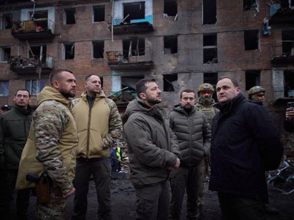 El presidente de Ucrania, Volodimir Zelenski, visitó la ciudad de Jersón, Ucrania, luego de los bombardeos.