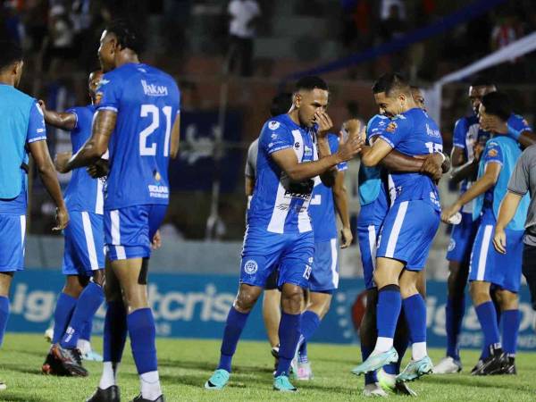 Los futbolistas del Victoria celebran el valioso triunfo de oro frente al Vida en el clásico de La Ceiba.