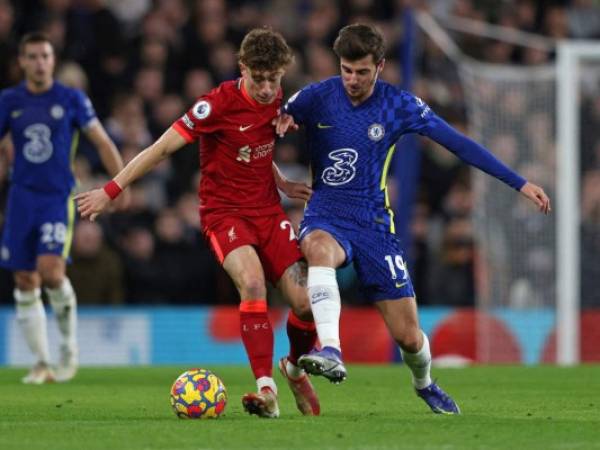 El centrocampista inglés del Chelsea Mason Mount compite con el defensor griego del Liverpool Kostas Tsimikas durante el partido de fútbol de la Premier League inglesa entre Chelsea y Liverpool en Stamford Bridge en Londres el 2 de enero de 2022.