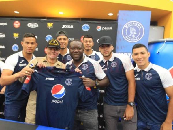 Ever Velásquez compartió con los jugadores de Motagua en la firma de autógrafos en Diunsa Los Próceres. Foto: Ronal Aceituno / El Heraldo.