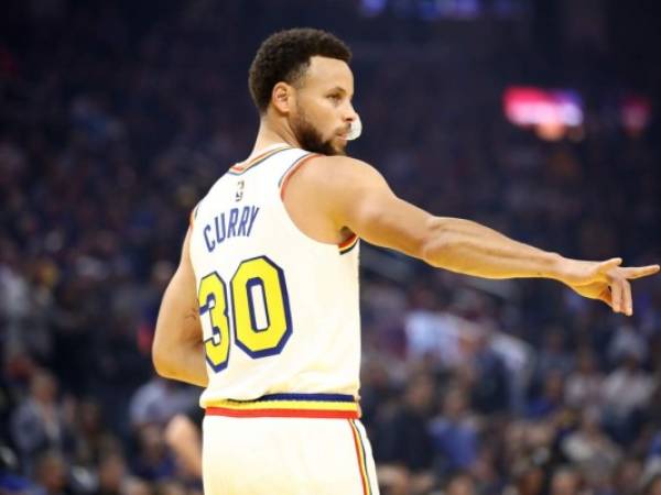 Stephen Curry anotó 23 puntos en los 27 minutos en los que tuvo participación ante los Toronto Raptors. Foto: AFP