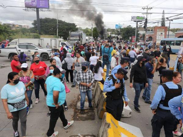 Los vendedores se tomaron la salida al sur, en la entrada al mercado.