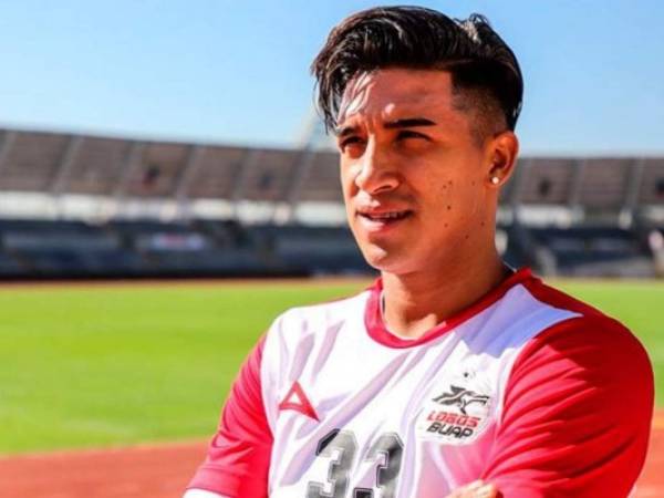 Michaell Chirinos, exjugador del Olimpia de Honduras, llegó al Estadio Nacional para ver el clásico capitalino.