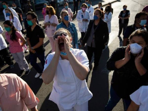 Trabajadores de salud exigen equipo de protección durante una protesta afuera de un hospital público en la Ciudad de México, el lunes 13 de abril de 2020. (AP Foto/Fernando Llano)