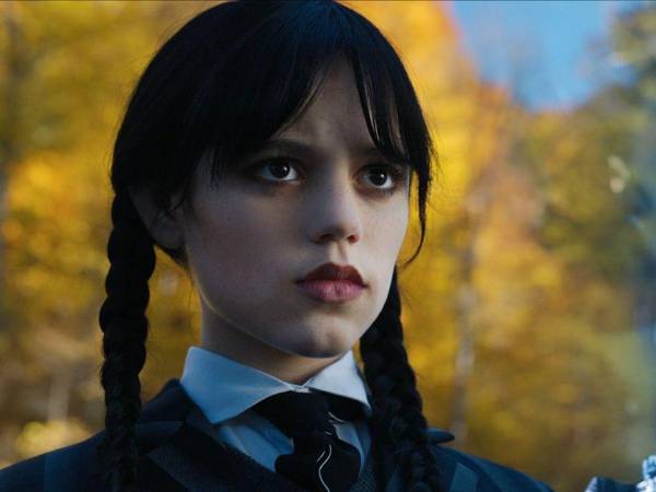 Merlina (Wednesday, por su nombre en inglés) es la nueva serie de Netflix que a pocos días de su estreno se ha convertido en tendencia. El papel principal es interpretado por la actriz Jenna Ortega, quien es nacida en California, Estados Unidos.