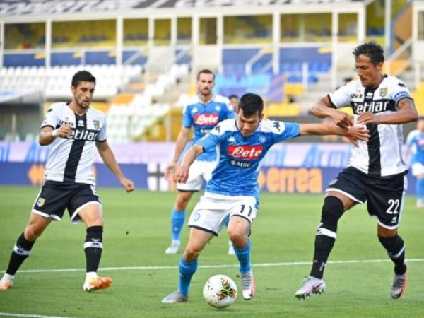 Bruno Alves y Gaston Brugman de Parma compiten por el balón con Hirving Lozano de Napoli, en el centro, durante el partido de fútbol de la Serie A italiana. Foto: AP