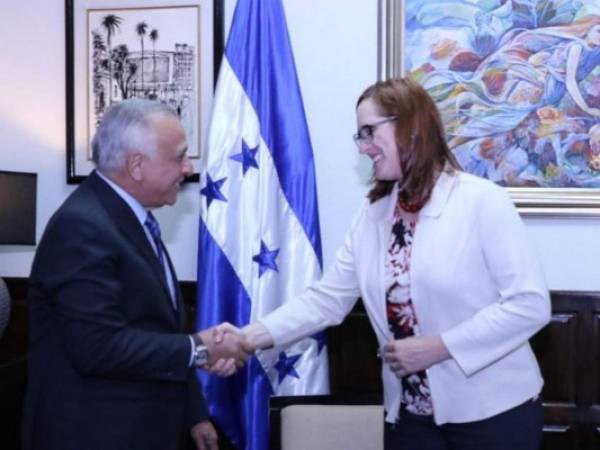 Oliva estrechó la mano de Fulton al recibirla en su despacho para hablar de varios temas. Foto: Cortesía Congreso Nacional.