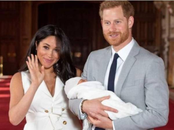 Meghan Markle y el Príncipe Harry presentan a su bebé Archie, por primera vez. Foto: AFP.