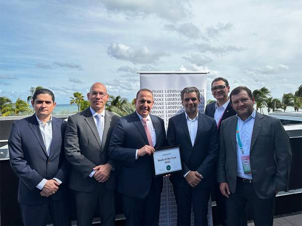 Alvaro López, José Mauricio Guillen, Javier Atala, Taimur Ahmad de Latin Finance, Noel Navarrete y Gabriel Ramírez, figuras clave en el reconocimiento otorgado a Banco Ficohsa como Mejor Banco de Honduras en los Premios Bancos del Año 2023.