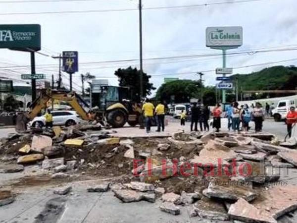 Desde hace cinco años funciona la glorieta en este punto de la ciudad, pero desde hoy comenzó a ser demolida por las autoridades municipales.