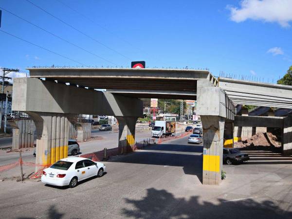 El puente de acceso y retorno en la tercera entrada de la colonia Kennedy es una de las obras heredadas que falta finalizar, el proyecto tiene un 60% de avance.