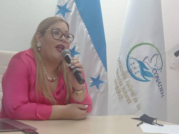 La Comisionada Blanca Izaguirre aprovechó la conferencia de prensa para aclarar las denuncias que se han hecho en su contra sobre “falsificar su título universitario” y ser nombrada de “manera ilegal”.