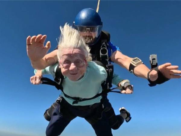 El día de su salto, Dorothy Hoffner observó el paisaje cubierto de hierba de Ottawa, Illinois, desde la altura, mientras sentía la adrenalina correr por su cuerpo.