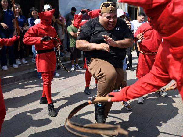 Setenta diablos dieron azotes este lunes a todas las personas que encontraron en la plaza central de un pueblo agrícola de El Salvador para “castigarlas” por sus pecados, en una centenaria tradición de Semana Santa.