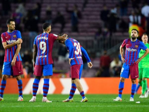 El Barça, tras dos derrotas consecutivas, logró sumar un punto, pero sigue lejos de los equipos de cabeza, que lidera el Real Madrid, a ocho puntos de los azulgranas.